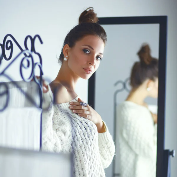 Egy pulóvert otthon aranyos nő portréja — Stock Fotó