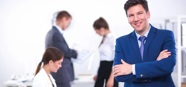 Homme d'affaires prospère debout avec son personnel dans le bureau — Photo