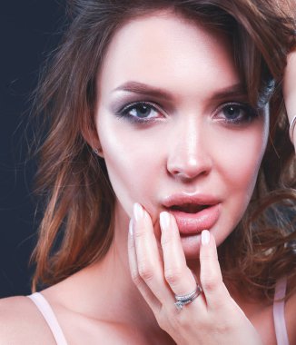 Kadın saç stil moda portre siyah arka plan üzerine