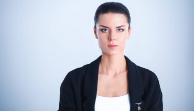 ayakta, gri arka plan üzerinde izole genç kadın