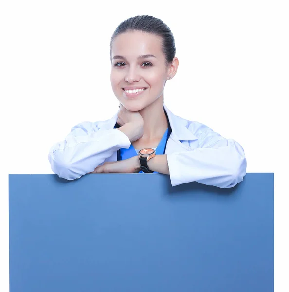Médica com um cartaz em branco . — Fotografia de Stock