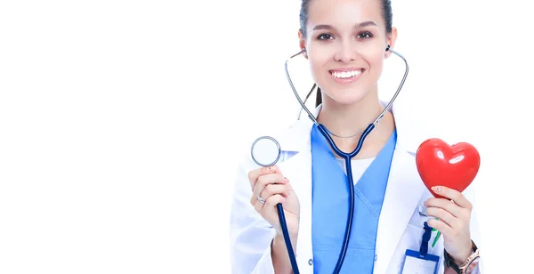 Médecin avec stéthoscope examinant le cœur rouge, isolé sur fond blanc — Photo