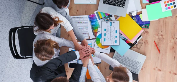 Equipo empresarial con las manos juntas - conceptos de trabajo en equipo — Foto de Stock