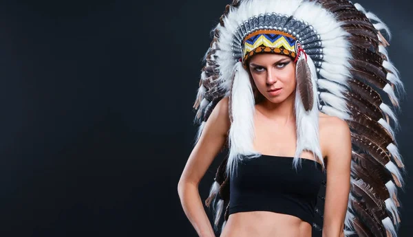 Beautiful woman in native american costume with feathers — Stock Photo, Image