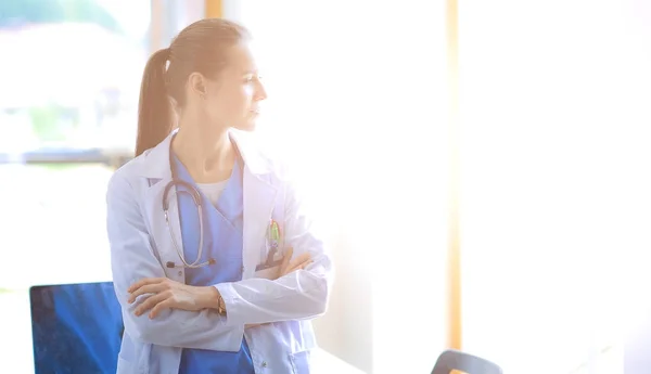 Kvinna läkare står vid sjukhus nära fönster — Stockfoto