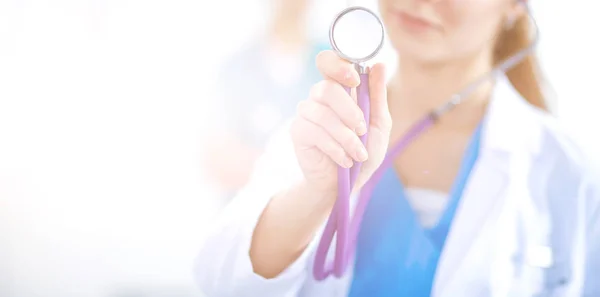 Jeune femme médecin écoute stéthoscope debout à l'hôpital — Photo