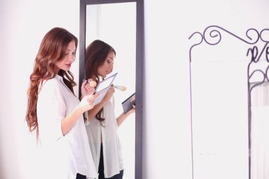 Genç kadın kendini yansıma evde aynaya bakıyorum. Genç kadın.