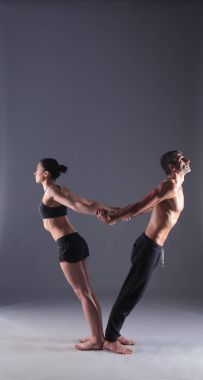 Genç çift Acro yoga mat Studio birlikte uygulamak. Acroyoga. Çift yoga. Ortak yoga.