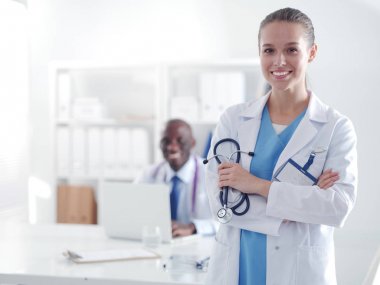 Tıp doktoru ofiste yakın çekim için el sıkışmayı teklif ediyor. Doktorlar.