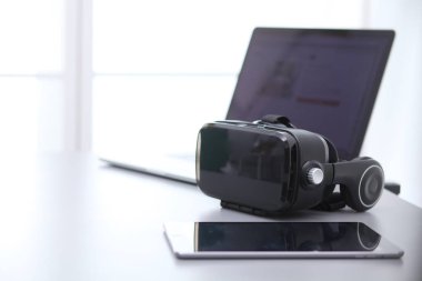 Bilgisayarlı sanal gerçeklik gözlükleri. İş. 3D teknoloji