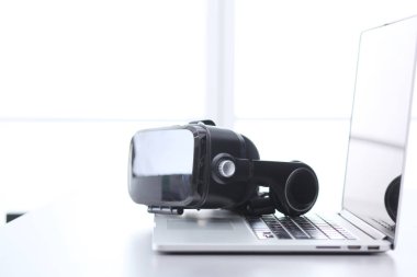 Bilgisayarlı sanal gerçeklik gözlükleri. İş. 3D teknoloji