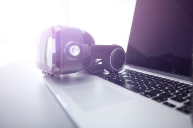 Bilgisayarlı sanal gerçeklik gözlükleri. İş. 3D teknoloji