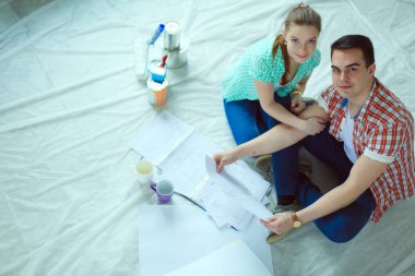 Genç katta oturan ve onlar hakkında tasarruf hesaplama çift. Genç Çift