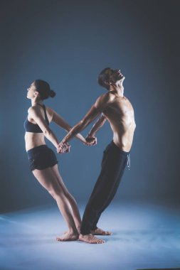 Genç çift Acro yoga mat Studio birlikte uygulamak. Acroyoga. Çift yoga. Ortak yoga.