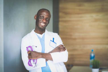 Modern ofiste kolları bağlı bir doktor. Doktor.