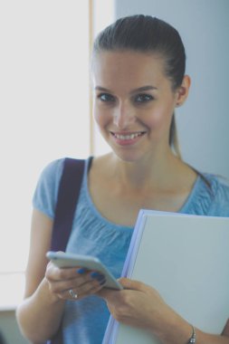 Kadın Üniversitesi'nde cep telefonu kullanımı. Öğrenci kadın