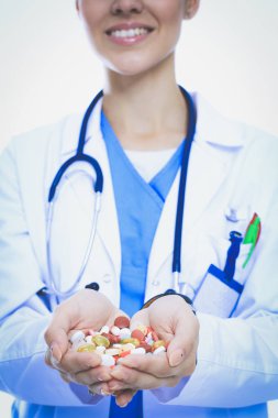 Doktor elinde bir yığın uyuşturucu tutuyor. Kadın doktor