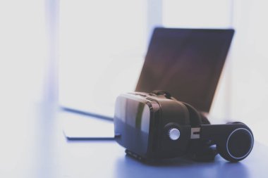 Bilgisayarlı sanal gerçeklik gözlükleri. İş. 3D teknoloji