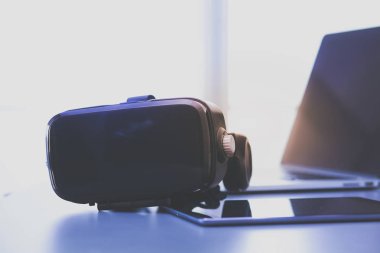 Bilgisayarlı sanal gerçeklik gözlükleri. İş. 3D teknoloji