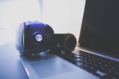 Bilgisayarlı sanal gerçeklik gözlükleri. İş. 3D teknoloji