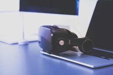 Bilgisayarlı sanal gerçeklik gözlükleri. İş. 3D teknoloji