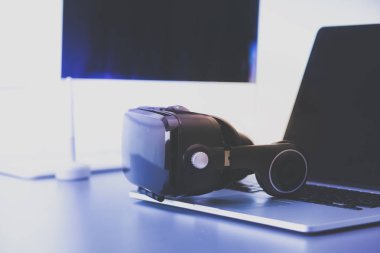 Bilgisayarlı sanal gerçeklik gözlükleri. İş. 3D teknoloji