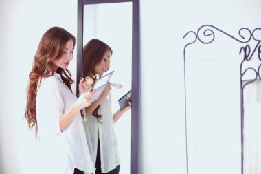 Genç kadın kendini yansıma evde aynaya bakıyorum. Genç kadın.