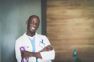 Modern ofiste kolları bağlı bir doktor. Doktor.