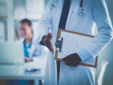 Erkek tıp doktoru ofiste tokalaşmak için el sıkışmayı teklif ediyor. Doktorlar.