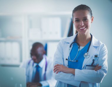Tıp doktoru ofiste yakın çekim için el sıkışmayı teklif ediyor. Doktorlar.