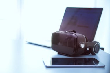 Bilgisayarlı sanal gerçeklik gözlükleri. İş. 3D teknoloji