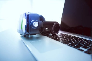 Bilgisayarlı sanal gerçeklik gözlükleri. İş. 3D teknoloji