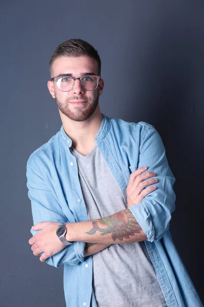 Retrato de un hombre casual feliz de pie aislado sobre un fondo oscuro. Hombre guapo posando . — Foto de Stock