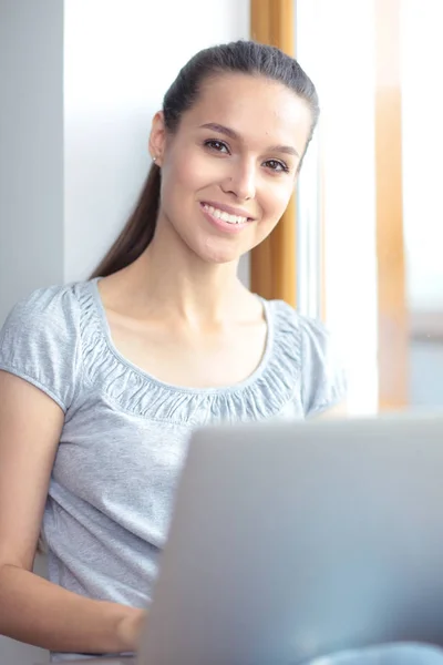 Joven hermosa mujer usando una computadora portátil en casa. Joven hermosa mujer . —  Fotos de Stock