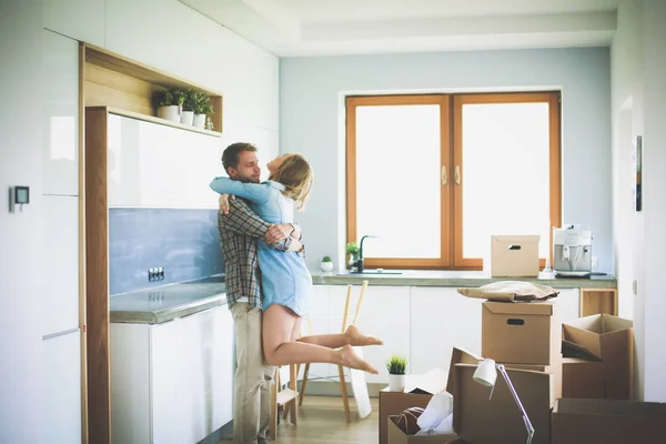 Portret van een jong koppel bewegen in nieuwe huis. Jong koppel — Stockfoto