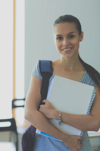 Porträtt av ung student kvinna som håller övningshäften. Studerande kvinna — Stockfoto