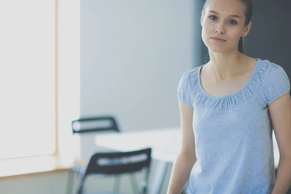 手持练习本的年轻学生女人的画像。学生的女人 — 图库照片