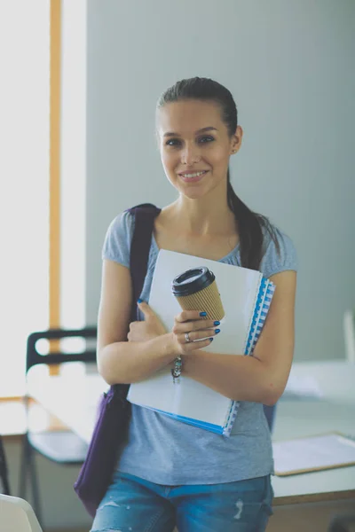 Portret van de jonge student vrouw met oefening boeken. Student vrouw — Stockfoto