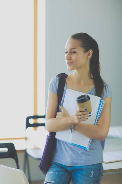 Portret van de jonge student vrouw met oefening boeken. Student vrouw — Stockfoto