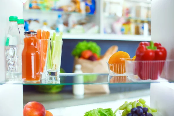 Nevera abierta con frutas y verduras frescas. Nevera abierta — Foto de Stock