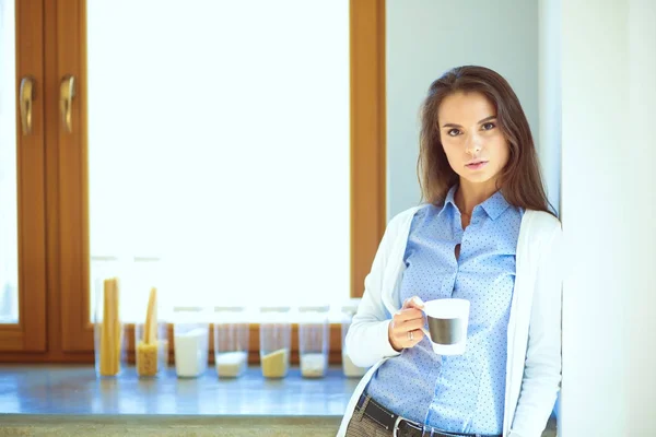 Boldog asszony otthon a konyhában tea fogyasztása. Nő otthon — Stock Fotó