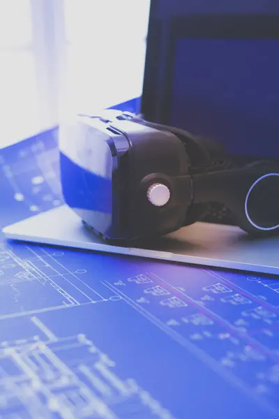 Virtual reality goggles on desk with laptop. business. 3d technology — Stock Photo, Image