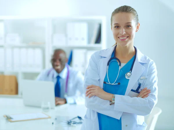 Medico che offre mano per stringere in ufficio primo piano. Medici — Foto Stock