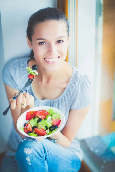 En vacker flicka som äter hälsosam mat. Vacker flicka — Stockfoto