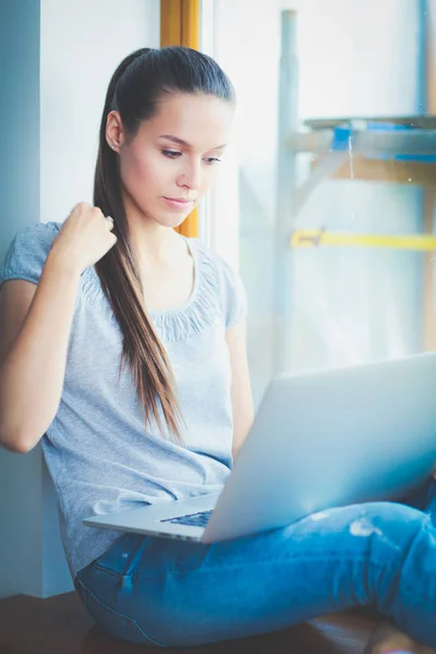 Ung vacker kvinna som använder en bärbar dator hemma. Ung vacker kvinna. — Stockfoto