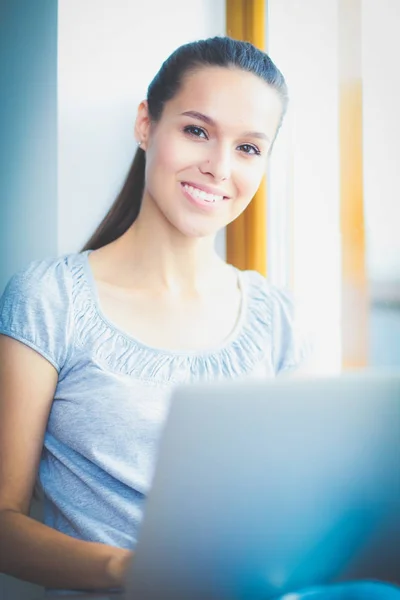 Mladá krásná žena pomocí přenosného počítače doma. Mladá krásná žena. — Stock fotografie