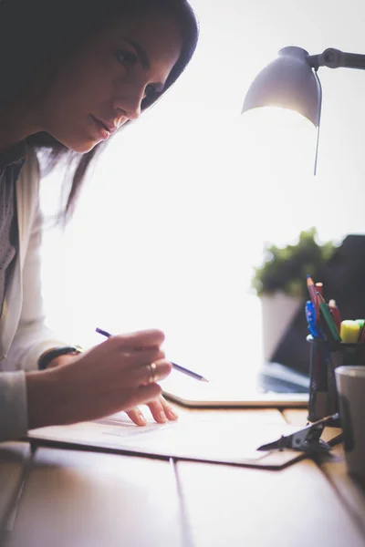 Giovane donna seduta ad una scrivania. Una donna d'affari. Disegno. Studente. Posto di lavoro. Scrivania. — Foto Stock