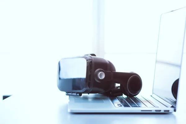Lunettes de réalité virtuelle sur bureau avec ordinateur portable. les affaires. Technologie 3d — Photo