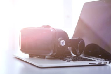 Bilgisayarlı sanal gerçeklik gözlükleri. İş. 3D teknoloji