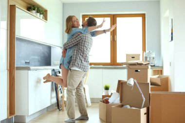 Genç çift yeni ev taşıma portresi. Genç Çift